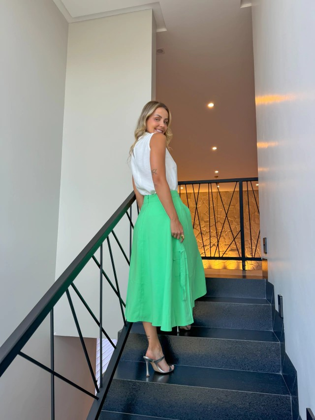 Saia midi feminina com bolsos cargos