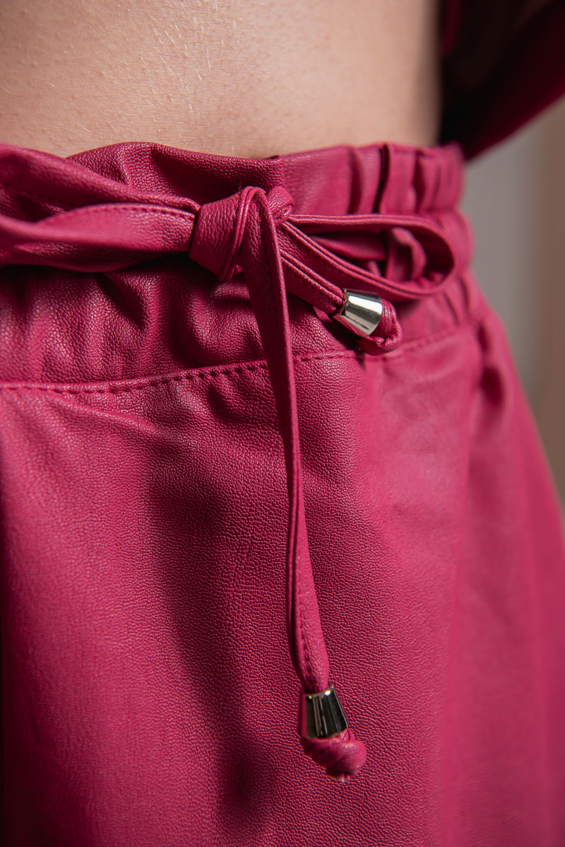 Saia midi em couro de viscose