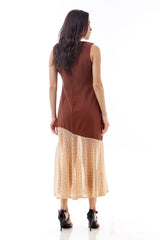 Vestido midi com aplicação de renda de crochê