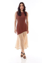 Vestido midi com aplicação de renda de crochê