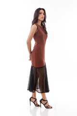 Vestido midi com aplicação de renda de crochê