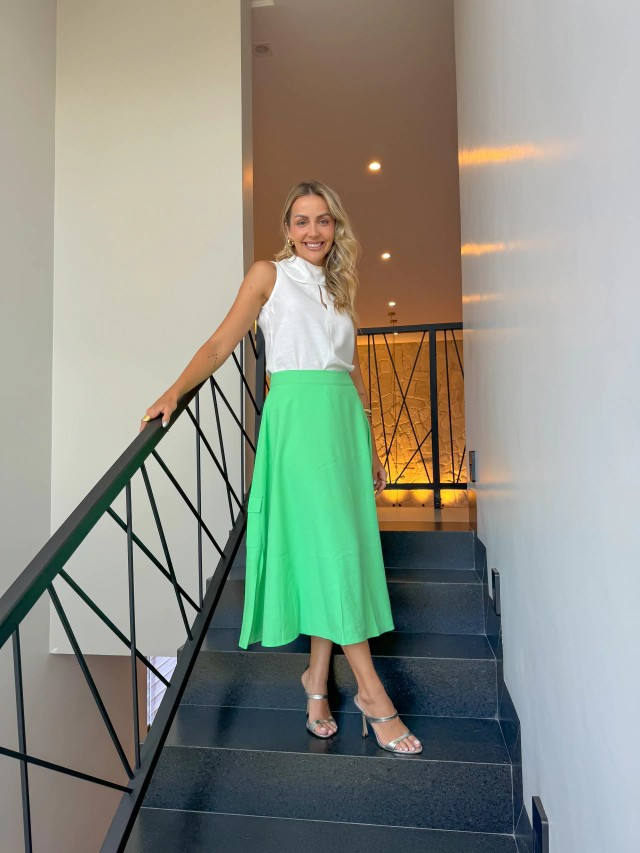 Saia midi feminina com bolsos cargos